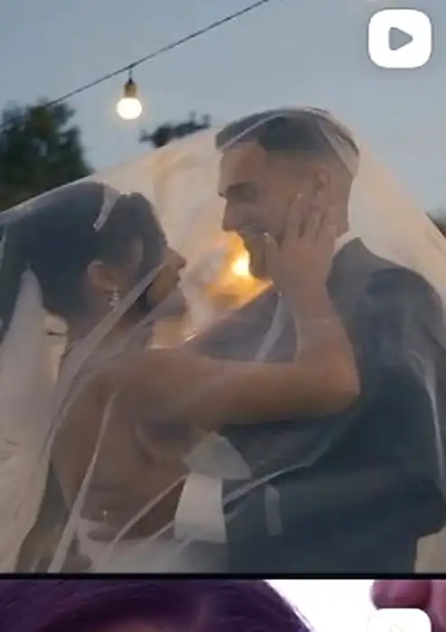 Casal em um registro de casamento